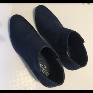 Blue suede (faux) ankle boots 7.5